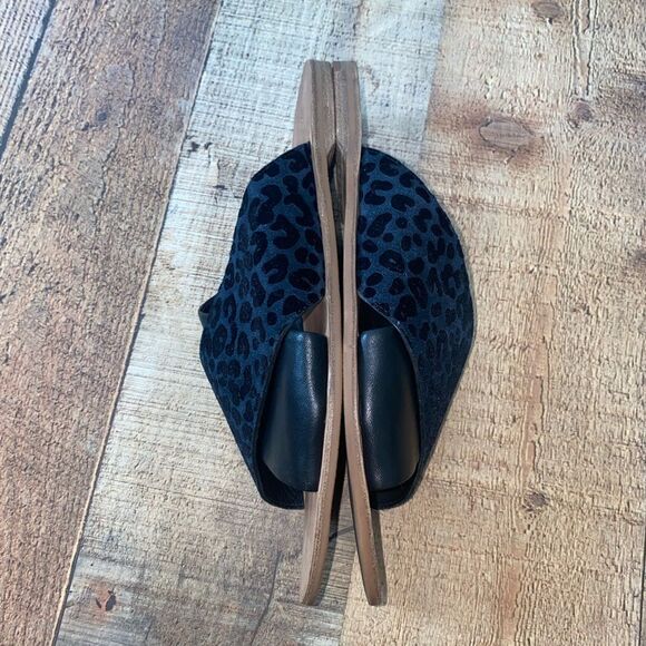 Diane Von Furstenberg
Baile Leopard-Print Suede Sandals - Picture 7 of 13